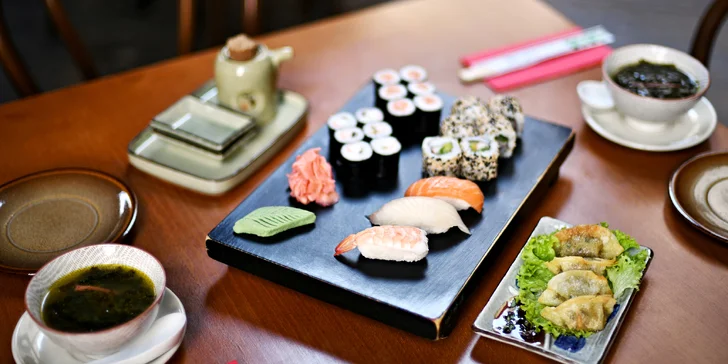 21 nebo 26 kousků sushi, 6 taštiček Gun mandu a wakame polévka pro dva