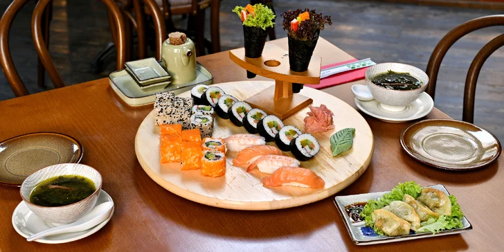 21 nebo 26 kousků sushi, 6 taštiček Gun mandu a wakame polévka pro dva