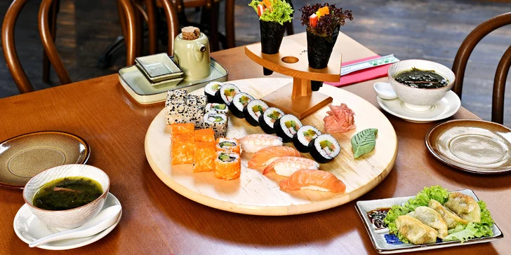 21 nebo 26 kousků sushi, 6 taštiček Gun mandu a wakame polévka pro dva