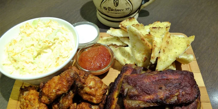 Prkno masa Na Václavce: kilo žeber v BBQ omáčce, 10 křídel i Coleslaw