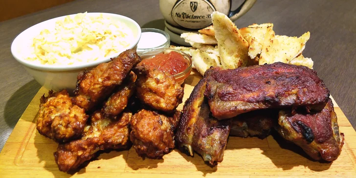 Prkno masa Na Václavce: kilo žeber v BBQ omáčce, 10 křídel i Coleslaw