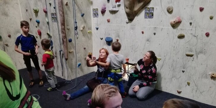 90–120 minut lezení s instruktorem na umělé stěně pro děti i dospělé