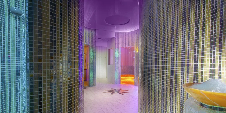 Ve wellness najdete bazén s protiproudem, whirlpool, tři sauny a kardio centrum.