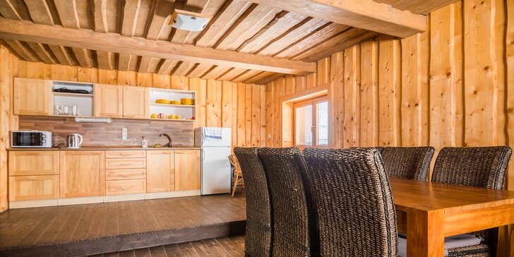 Stylové zážitkové ubytování až pro 12 osob v dřevěné vesničce uprostřed hor