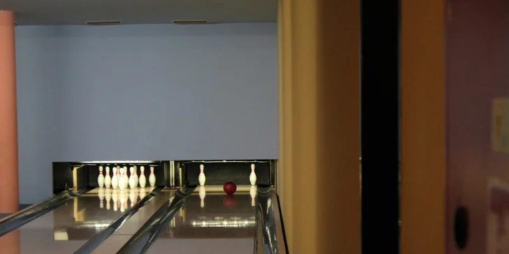 Roztočte to: 2 hodiny bowlingu v burgerovém baru až pro 8 osob