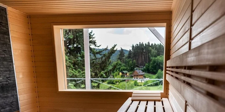 Těšte se také na privátní relaxaci ve wellness se saunou a vnitřní i venkovní vířivkou. Kochat se odtud budete krásným výhledem. 