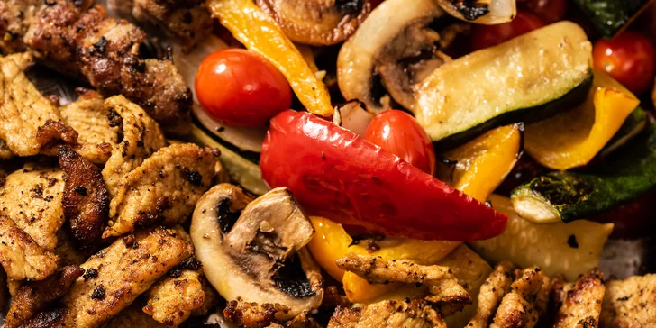 Jako příloha se k pečínce skvěle hodí 750 g grilované šťavnaté zeleniny a pepřová omáčka.