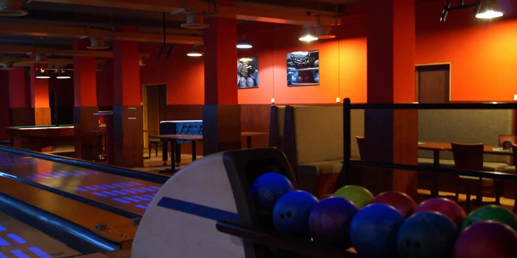 Vykutálená zábava: 1 nebo 2 hod. bowlingu i s velkou pizzou až pro 8 osob