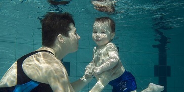 1700 Kč za kurz deseti lekcí plavání dětí s rodiči v  neratovickém bazénu