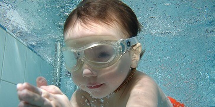 1100 Kč za deset lekcí plavání pro školáky v bazénu v Čelákovicích