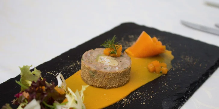 Takhle jste konfitovaná kachní stehna ještě neměli. Ochutnejte, jak je s foie gras, dýní a krustou z perníku nachystal šéfkuchař se zkušenostmi z michelinských restaurací.