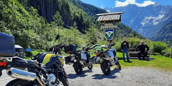 Propadněte tomu kouzlu také, nasedněte na jednu z nadupaných motorek BMW a nechte se unášet 3 hodiny, nebo klidně celý den či dokonce dva dny!