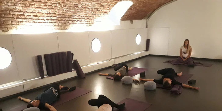 Ranní protažení: Pondělní lekce Hatha jógy ve studiu Moteel