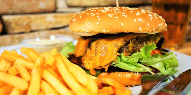 Naducaná nálož: burger s hranolky a domácí tatarkou pro jednoho i pro dva