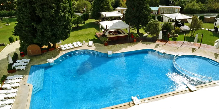 Kolem bazénu jsou lehátka a slunečníky a hned u něj je bar. Děti si pohrají také na hřišti. 
