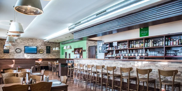 Pak vyrazte do restaurace Na Tahu, která se nachází co by kamenem dohodil od hlavního nádraží.