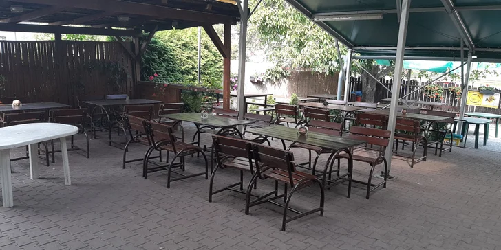 K příjemné hospůdce se zahrádkou, dětským hřištěm a kachlovými kamny dojdete za 10 minut z tramvajové zastávky Náměstí Republiky.