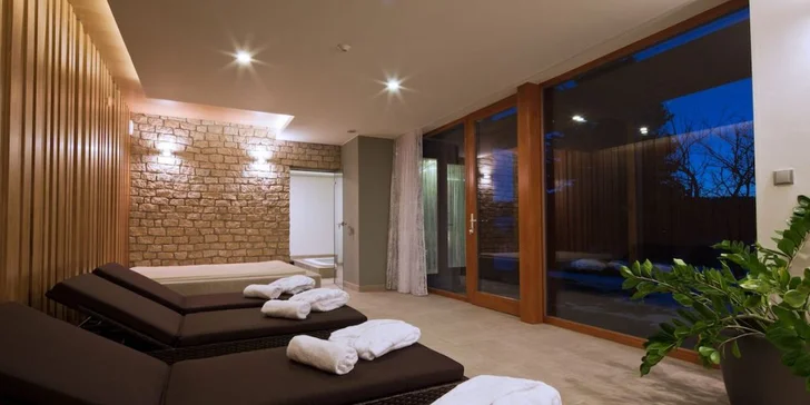 Součástí wellness je relaxační zóna s vodní postelí a lůžky.