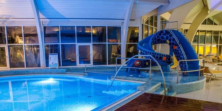 Aqualand je otevřený od 8:00 do 20:00, v pátek a sobotu dokonce do 22:00.