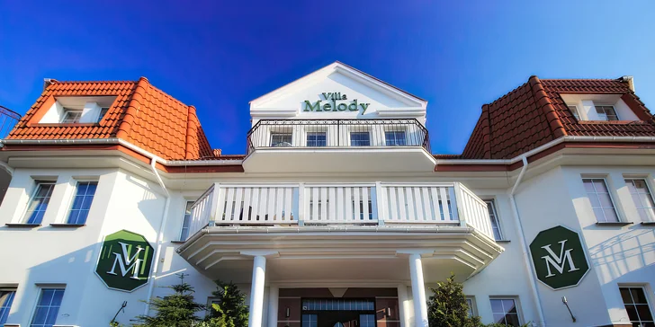 Ubytujete sa v hoteli Villa Melody, cca 10 minút od pláže.