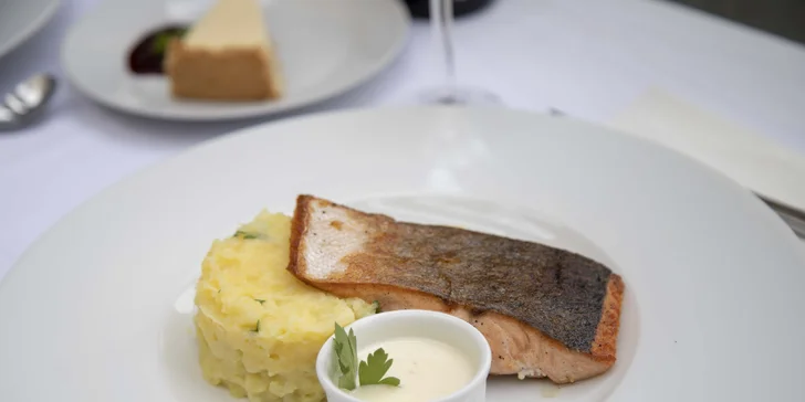 Hlavní chod si můžete vybrat mezi grilovaným lososem a rib eye steakem. 