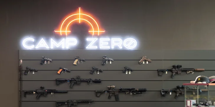 Užijete si například samonabíjecí pistoli, pušku AR-15 nebo brokovnici Mossberg.