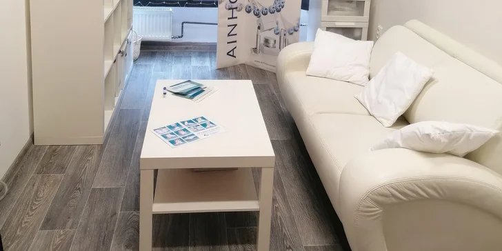  Permanentním make-upem lze nalíčit horní nebo dolní oční linku.
