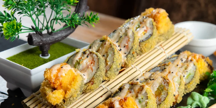 Ochutnáte inside out, maki alebo tempura maki rolky.