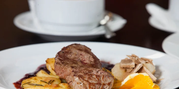 Jelení steak obložený hruškou na brusnicovej omáčke, opekané zemiaky s rozmarínom 