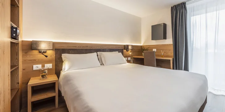 Do izieb Deluxe a Superior je možné požičať detskú postieľku.