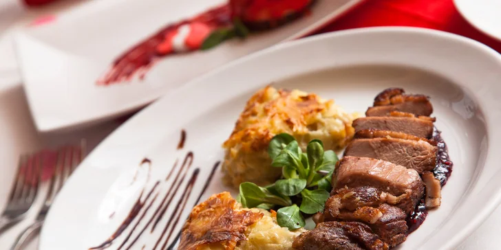 150 g Kačasie prsia s gratinovanými zemiakmi na brusnicovej omáčke.