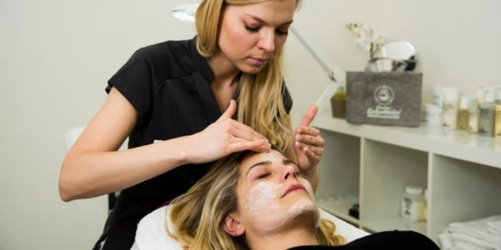 Na výběr máte enzymatický chemický peeling či nano rejuvenaci a lifting pleti Dermapen MCCM pro omlazení.