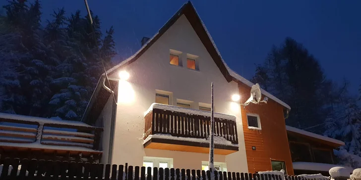 Pobyt s partou přátel v moderní chatě se saunou a vířivkou v Krušných horách