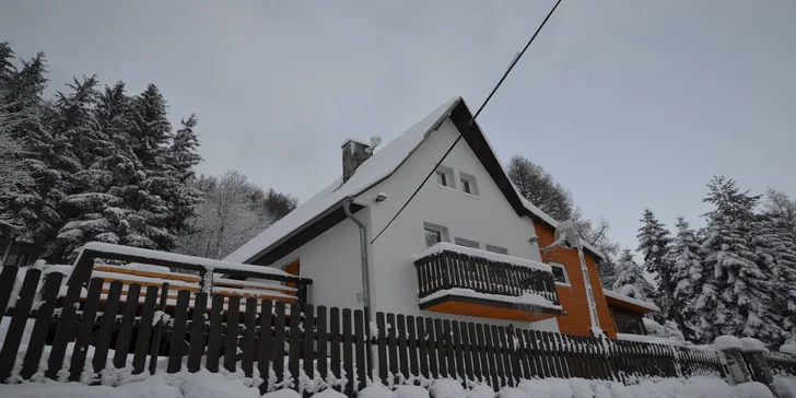 Pobyt s partou přátel v moderní chatě se saunou a vířivkou v Krušných horách