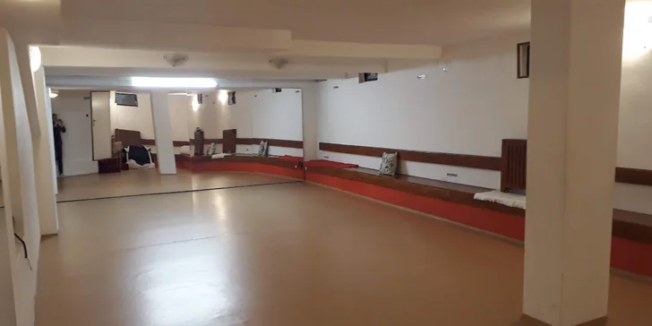 Vedená tančírna s otevřenými lekcemi pro jednotlivce i pro pár