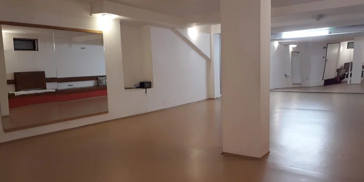 Vedená tančírna s otevřenými lekcemi pro jednotlivce i pro pár