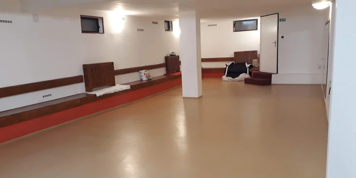 Vedená tančírna s otevřenými lekcemi pro jednotlivce i pro pár