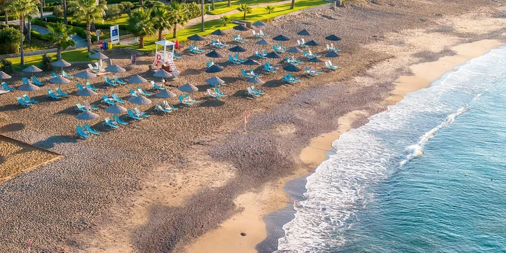 Hotel stojí přímo u písčito-oblázkové pláže. 