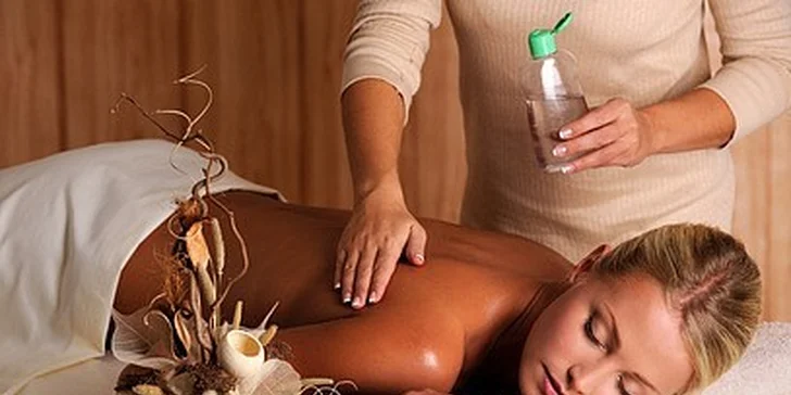 Blahodárná aroma olejová masáž z rukou rodilých Thajek