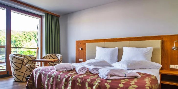 Pripravená pre vás bude izba Standard s balkónom a posedením. Všetky izby sú klimatizované, vybavené bezplatnou Wi‑Fi, LCD TV, sejfom, minibarom a telefónom.