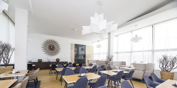 Hotelová restaurace se specializuje na moderní gastronomii, ale připravuje i klasická česká jídla.