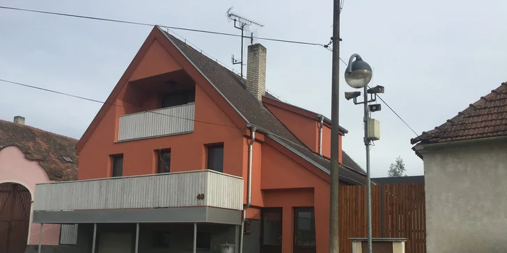 Chalupa poblíž Vranova až pro 14 osob: sauna, jezírko s vodopádem i vířivka