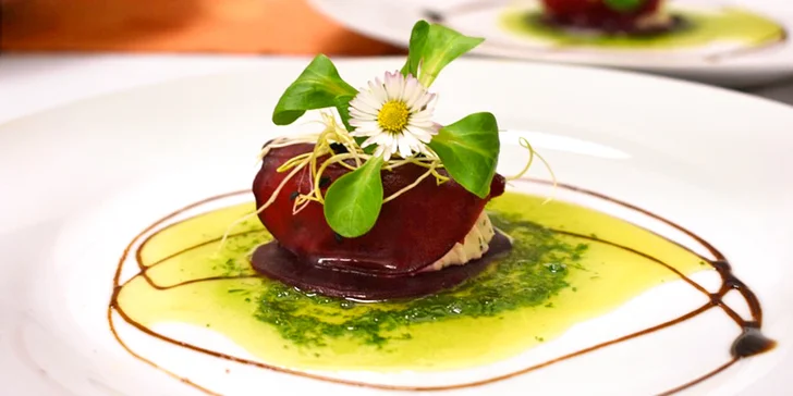 Jako studený předkrm vám naservírují raviolku z červené řepy, fresh sýr, rukolové pesto a salátek.