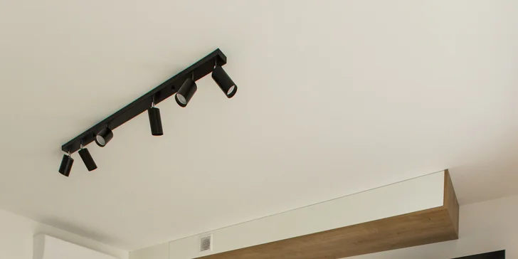 Můžete se těšit také na klimatizaci v každém pokoji, Wi‑Fi připojení a televizi.