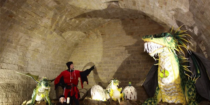 Obří smaragdový drak Katakombák, Třpytivák a malý dráček Skleplinda vylézají z hradního pohřebiště.