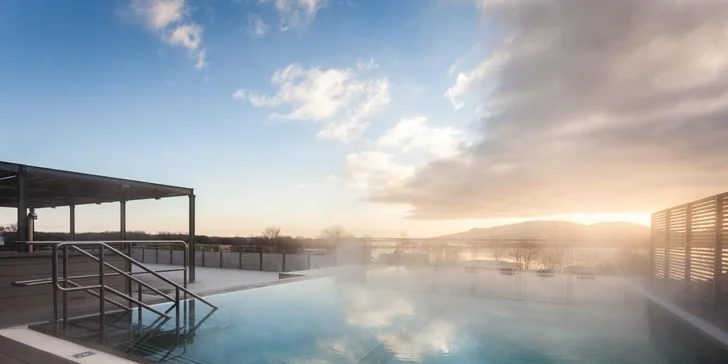 Venkovní Lavatio pool, který je součástí Forum Romanum Wellness, má teplotu 35 °C a spojuje koupel ve vířivce s parádním výhledem. 