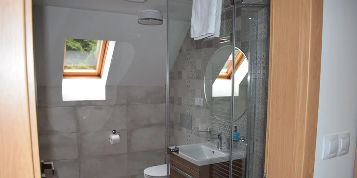 Samozřejmostí je koupelna se sprchovým koutem a WC.