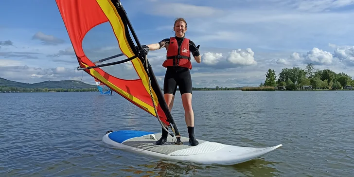 Hodinový windsurfing s instruktorem a poté celodenní zapůjčení vybavení