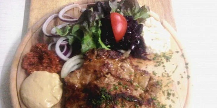90 Kč za dřevorubeckou krkovičku na grilu s oblohou a pečivem místo 160 Kč