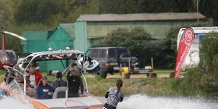 490 Kč za 20 minut vodního adrenalinu za speciálním člunem Mastercraft.